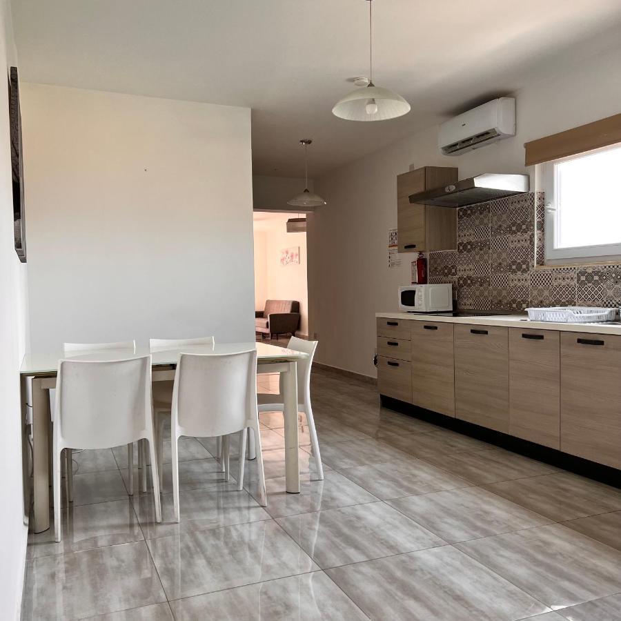 F4 Room 2, Private Room Two Single Beds Shared Bathroom Msida Esterno foto
